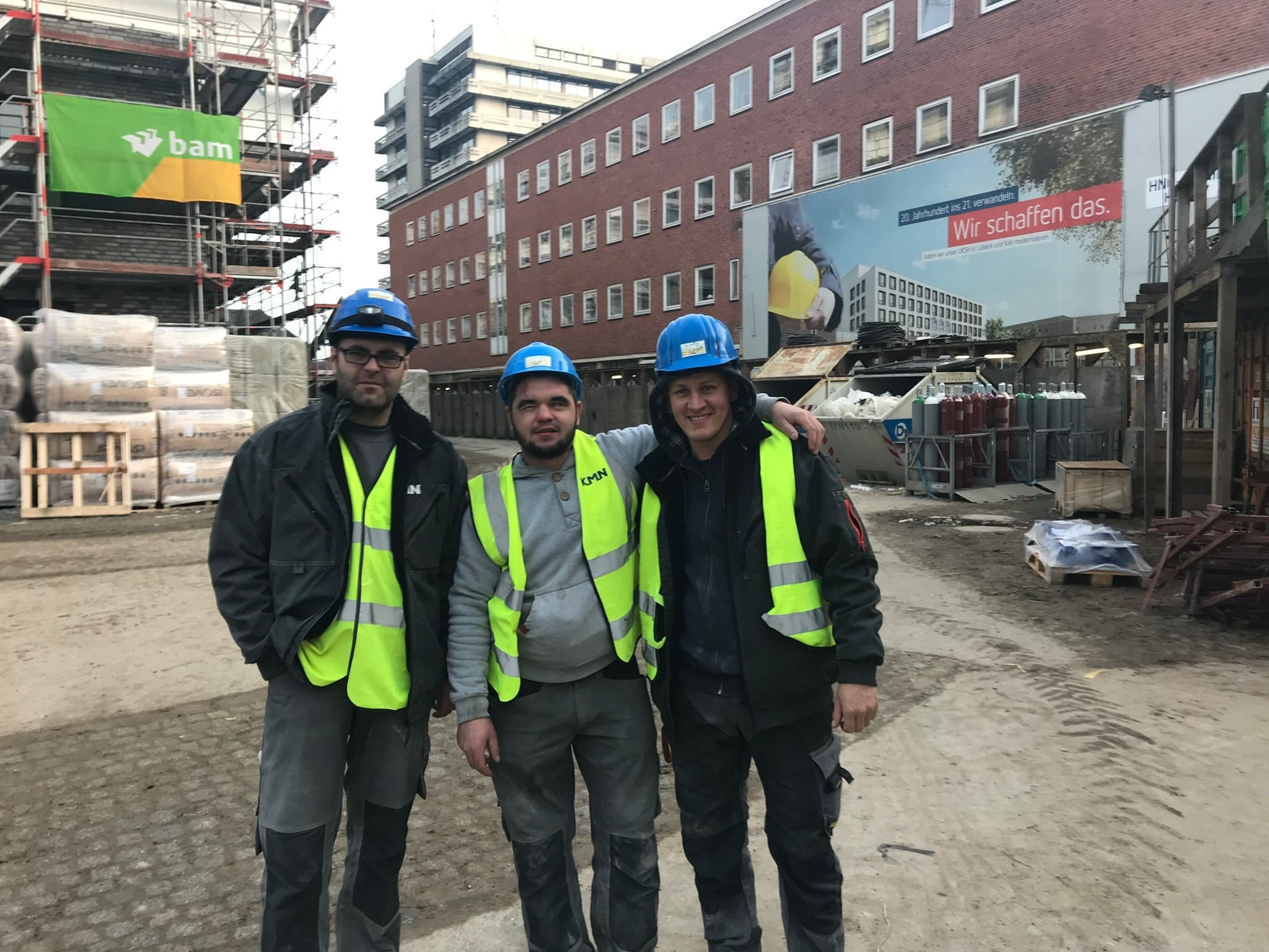 KMN Mitarbeitende im Projektalltag auf der Baustelle