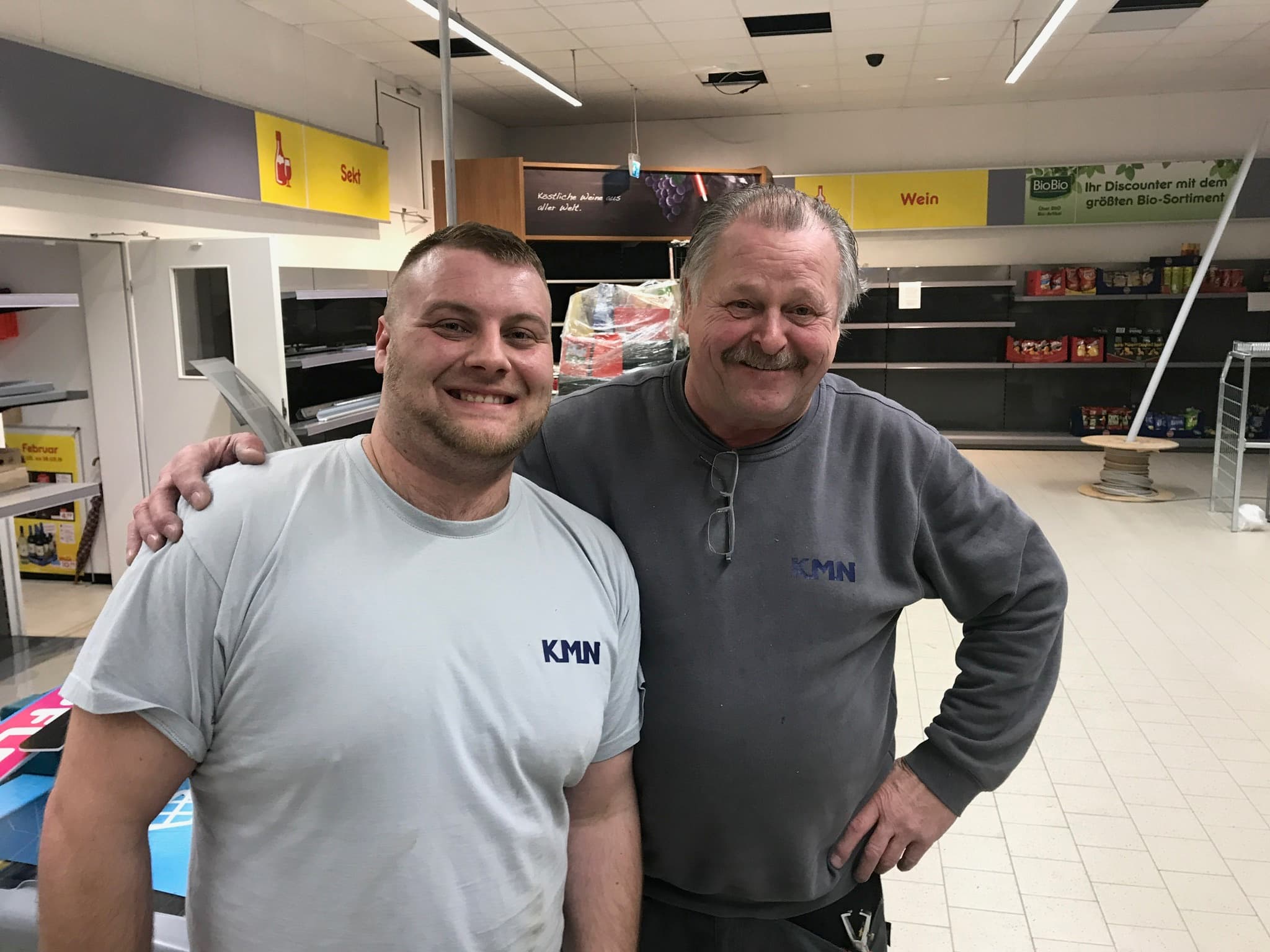 KMN Mitarbeitende im Projektalltag als Teamfoto