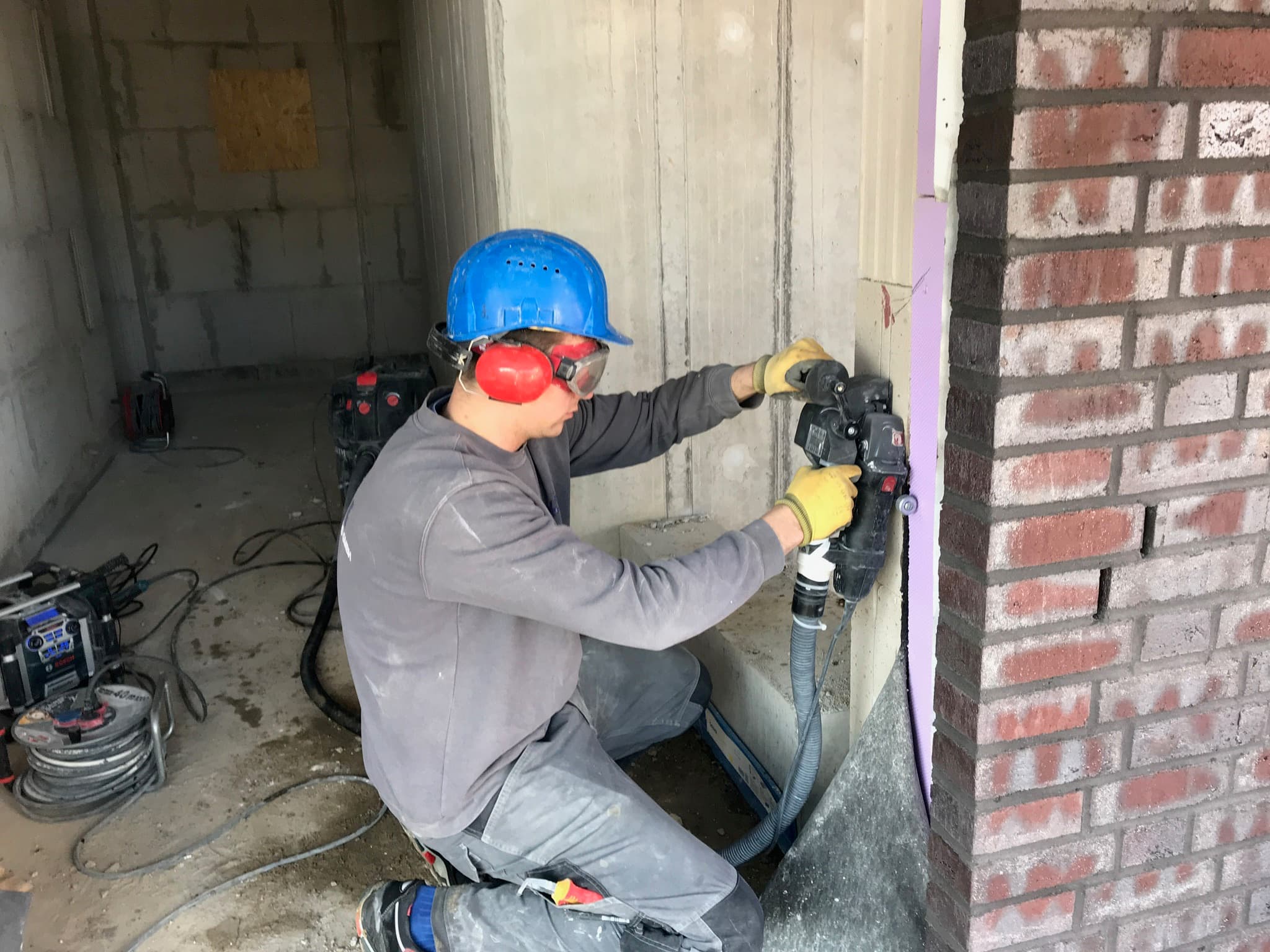 KMN Mitarbeitende im Projektalltag bei der Montage