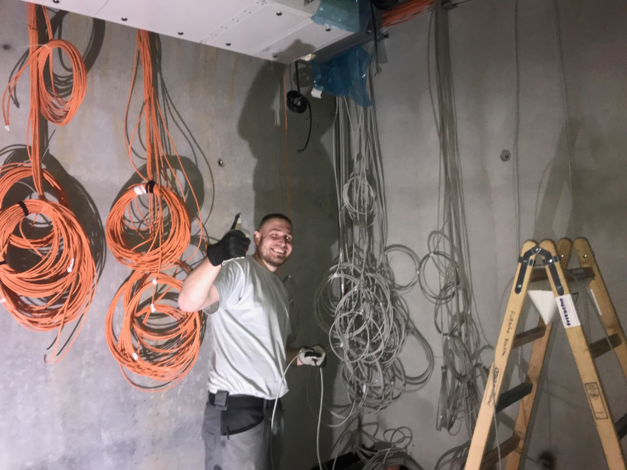 KMN Mitarbeitende im Projektalltag im Rohbau