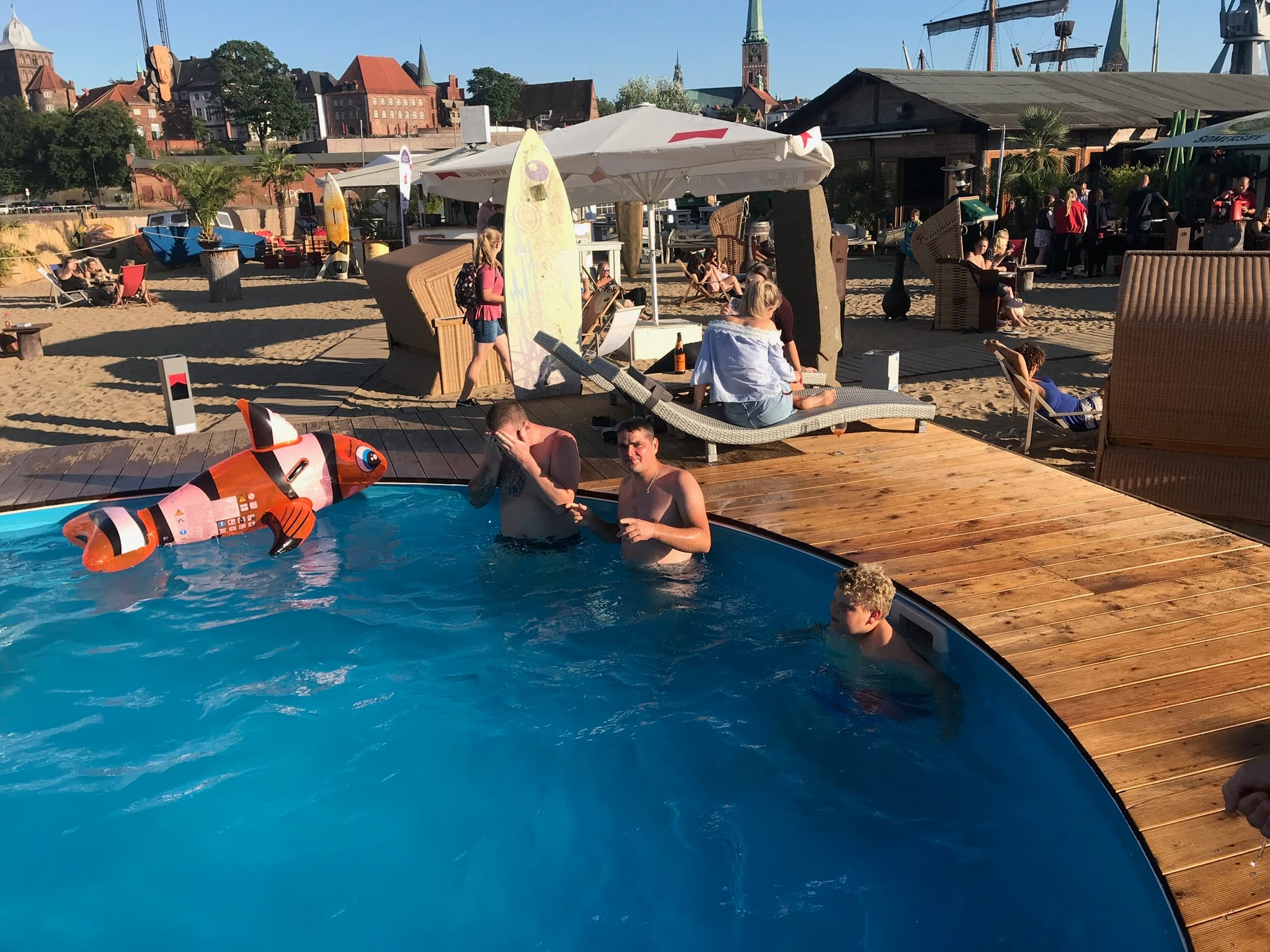 KMN Mitarbeitende im Projektalltag bei der Montage im Schaltschrank