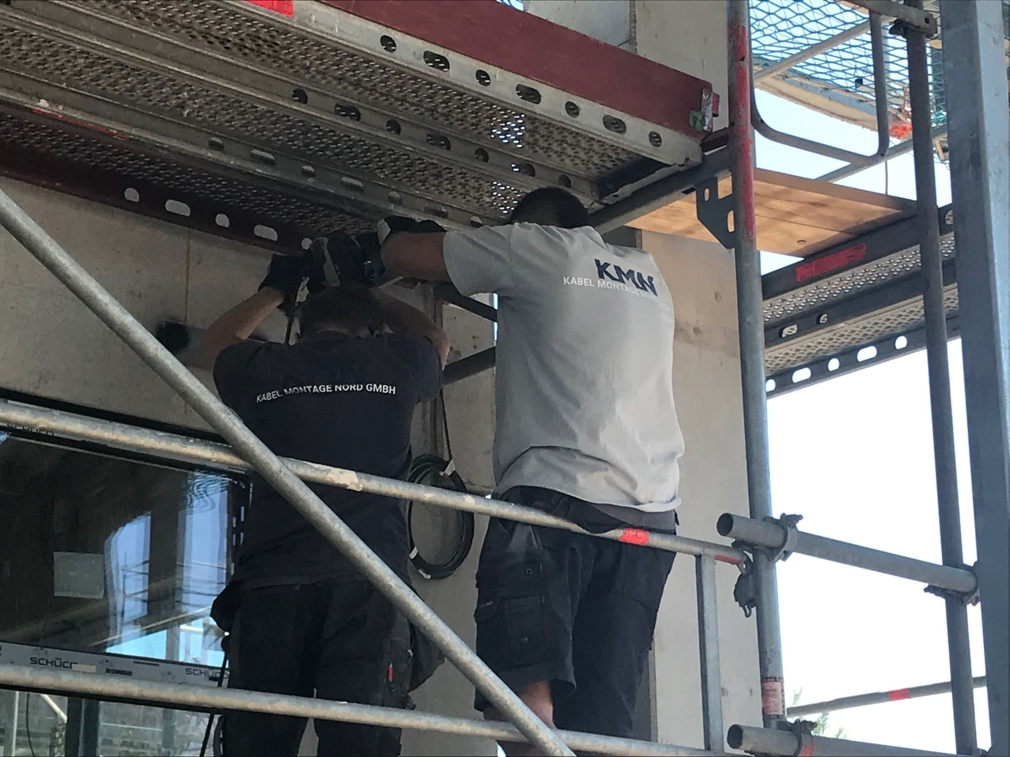 KMN Mitarbeitende im Projektalltag bei der Installation auf der Baustelle