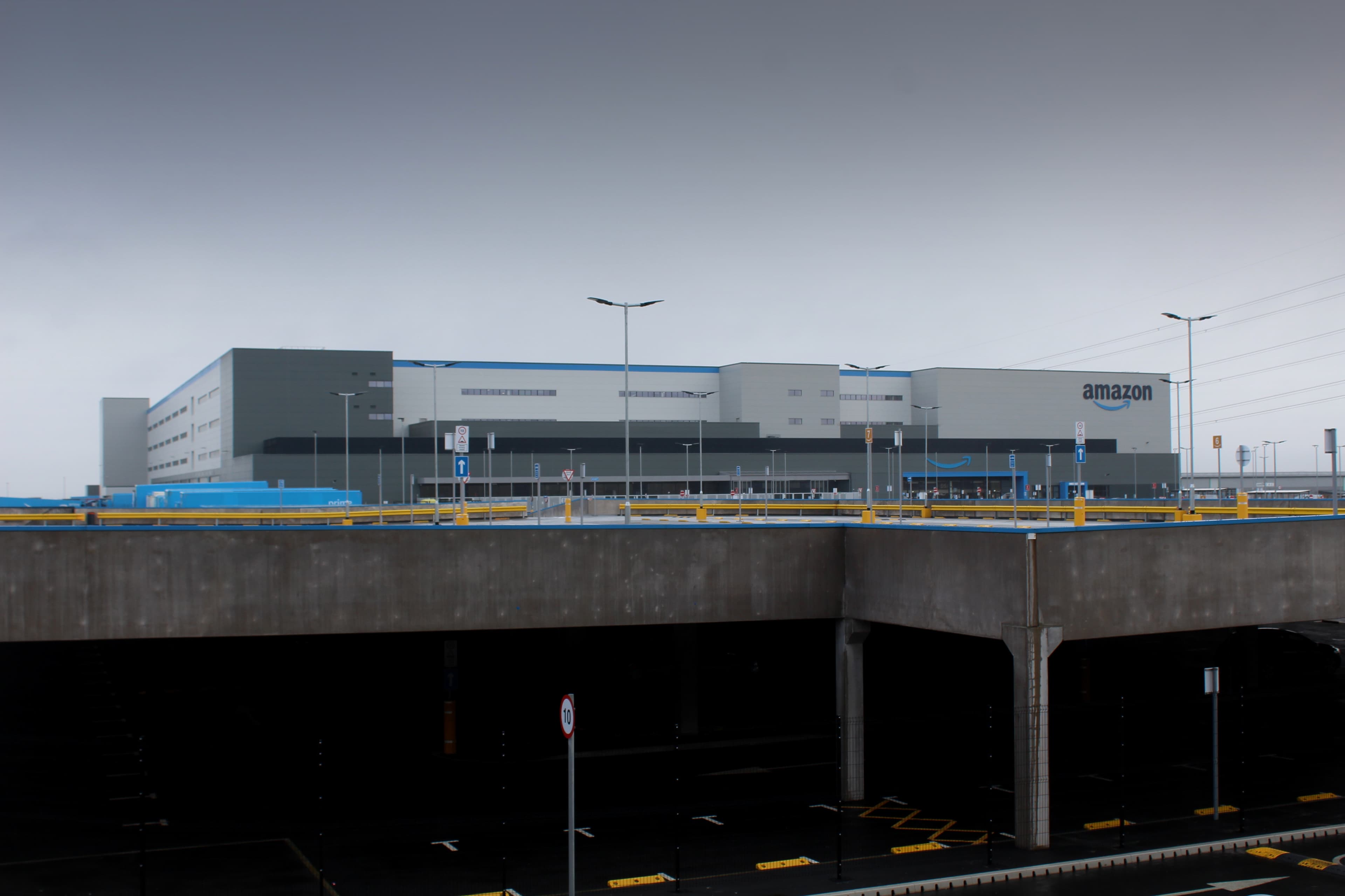 Amazon Logistikhalle als Referenzprojekt für skalierbare Infrastruktur